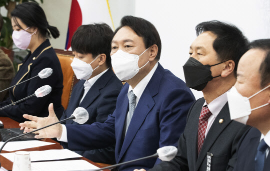 국민의힘 윤석열(가운데) 대선후보가 22일 오전 국회 당대표실에서 열린 최고위원회에서 발언을 하고 있다.국회사진기자단·연합뉴스